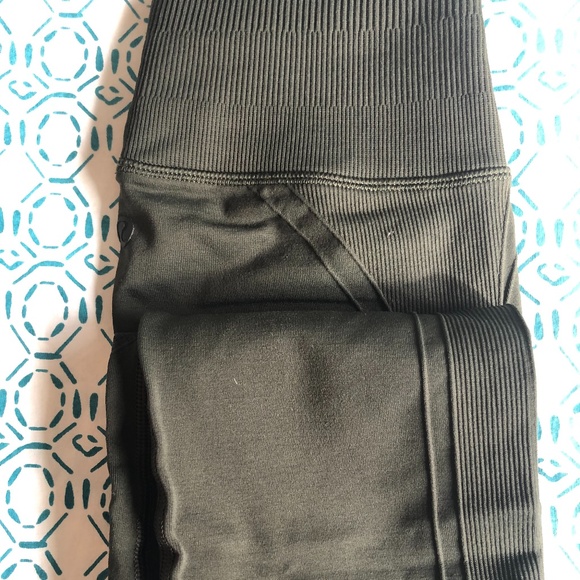 Lululemon cropped army green leggings - Picture 2 of 3